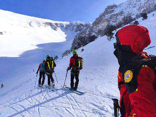 Neve già d’inverno sull’Appennino marchigiano: il Soccorso Alpino invita alla massima prudenza